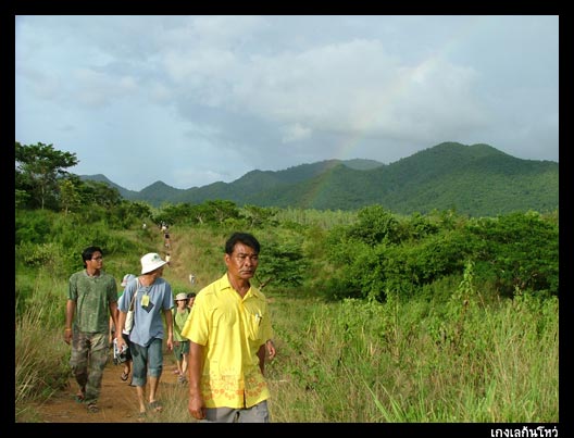 เราเองก็เหมือนกับเด็ก ๆ มาทัศนศึกษาบนเส้นทางแห่งสายรุ้ง
ที่พาดผ่านท้องฟ้าอยู่เบื้องหลัง  :grin: :gr