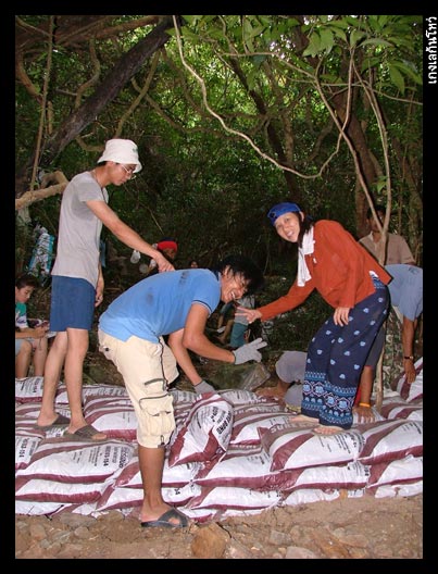 ส่วนพวกเขายังคงก้มหน้าก้มตาทำงานก
