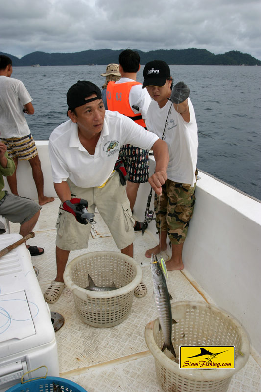 จังหวะที่ชุลมุนกันอยู่ที่ด้านท้ายเรือ พี่อู๊ดรับเป็นมือเพชรฆาต กระบองท่อนเขื่องในมือดันแคนนอน ไปฮุคเ