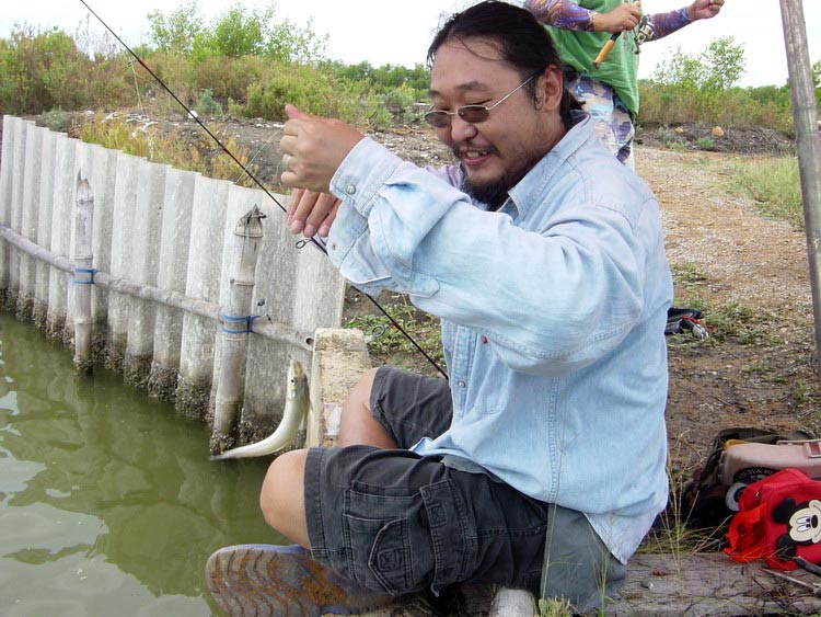เฮียย้งคนนี้ก๊ะหันเหชีวิตมาสอยปลาทรายกะเค้าด้วยเหมือนกัล :laughing:
เอาฟระ ตกปลาทรายแก้แห้วแก้แรงกด
