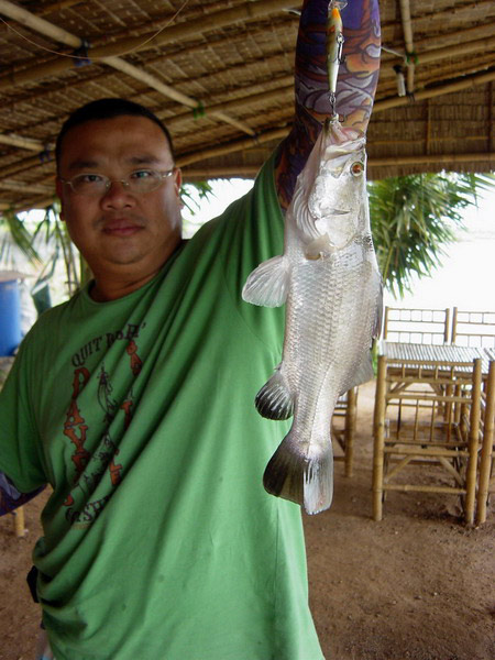 มาถึงร้านที่จะรัปทานอาหารกัน ที่ข้างร้านจะเป็นบ่อบริการให้ตกปลาเหมือนกัน :umh:

ตู้มมมมมๆๆๆ ตู้มมม