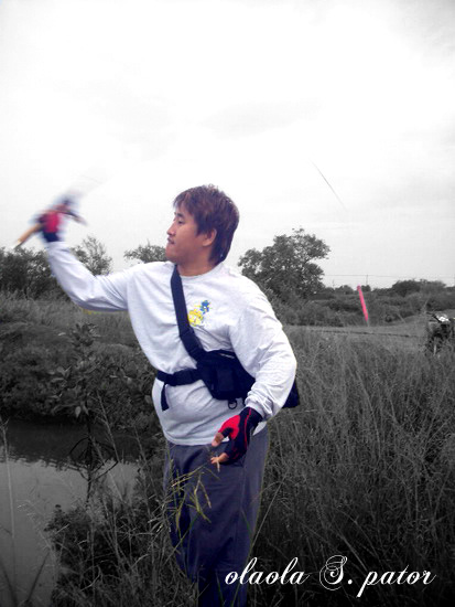 เอ้า เบื่อ ๆ ไม่มีรัยทำ เขี่ย ๆ เล่น  :laughing: