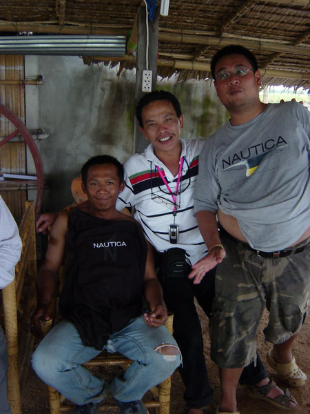 หลังจากอิ่มกันแล้ว.......

พี่เล็กขอถ่ายรูปกับไต๋เบนซ์สักรูปนึงครับ :cheer: :cheer:
