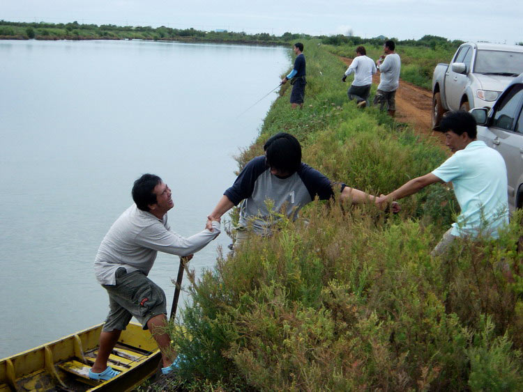 กลับมาจากเรือแระครับ.......

ก่อนลงเห็นพี่เก่งแกว่าเรือไม่รั่วๆ ที่ไหนได้ เห็นน้ามพุ่งปรี๊ด หยั่งก