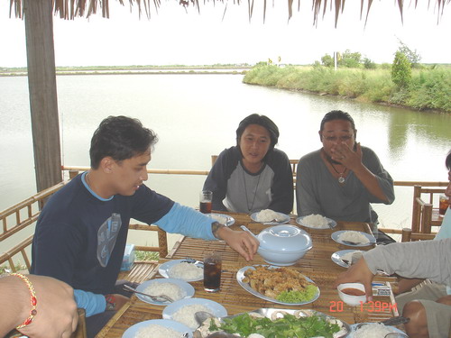 น้าเก่ง : ย้งกินจะกินอะไรตักเองน่ะเดี๋ยวคนอื่นรู้หมด...

น้าย้ง : งั้นไม่กินล่ะ...ถ้าไม่ป้อนไม่กิน