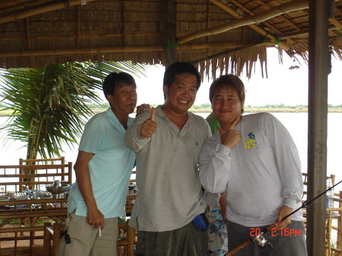 สามคนนี้เขาบอกว่าจะมาแข่งความหล่อกัน......
 :laughing: :laughing: :laughing: :laughing: