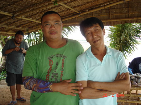 สุดท้ายคับ 2 คนรวมกันก็เกือบร้อยคับ..... :laughing: :laughing:

แต่ดูๆแล้วก็หล่อทั้งคู่เน๊อะ......