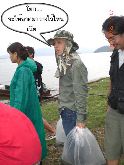 เหมือนเมื่อกี้น้าโหน่ยหรือตอนนี้คือเณรน้อยจะรู้ว่าไม่ได้ช่วยขนของเข้าบ้าน เลยเสนอตัวช่วยขนปลาลงเรือ
