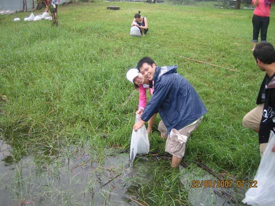 ไม่ได้เลยนะ  ไอ้คู่นี้  มันต้องหวีดห
