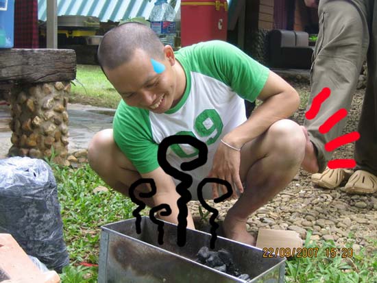 จากนั้นแม่บ้านตะโกนว่า

แม่บ้าน   : ใครช่วยมาจุดไฟได้มั้ย จุดไฟถ่านอะ
น้าโหน่ย : ผมเอง  ผมมันเด็ก