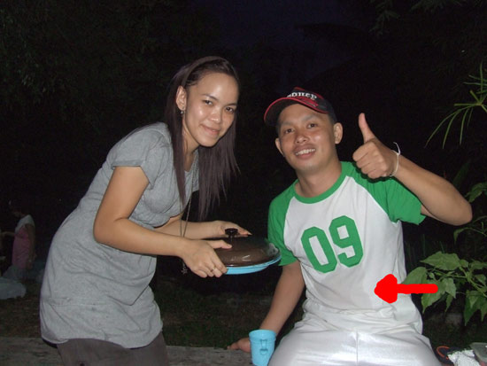 นี่ไงหลักฐาน   น้าโหน่ยฉี่เลอะเสื้อตัวเอง  รั่วแล้วเนี่ย  กลับวัดถูกมั้ยเณร

 :laughing: :laughing