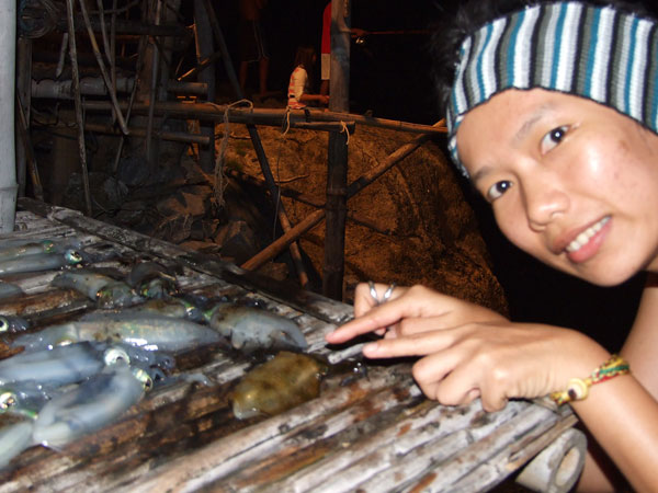 ไปนั่งกินข้าวเย็นเคล้าเสียงคลื่นที่หาดตรงถ้ำเขาพัง พุงกางแล้วก็ขี่รถกลับดีก่า ทางเข้าบ้านพักมานมืดแถ