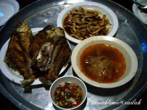 กับข้าวชาวบ้าน โดนขโมยไปนิดหน่อย ส่วนปลาทอดนั้น

ไม่มีใครกล้าหยิบ ได้แต่จก นิด ๆ ๆ มานคงกลัวอิทธิพ