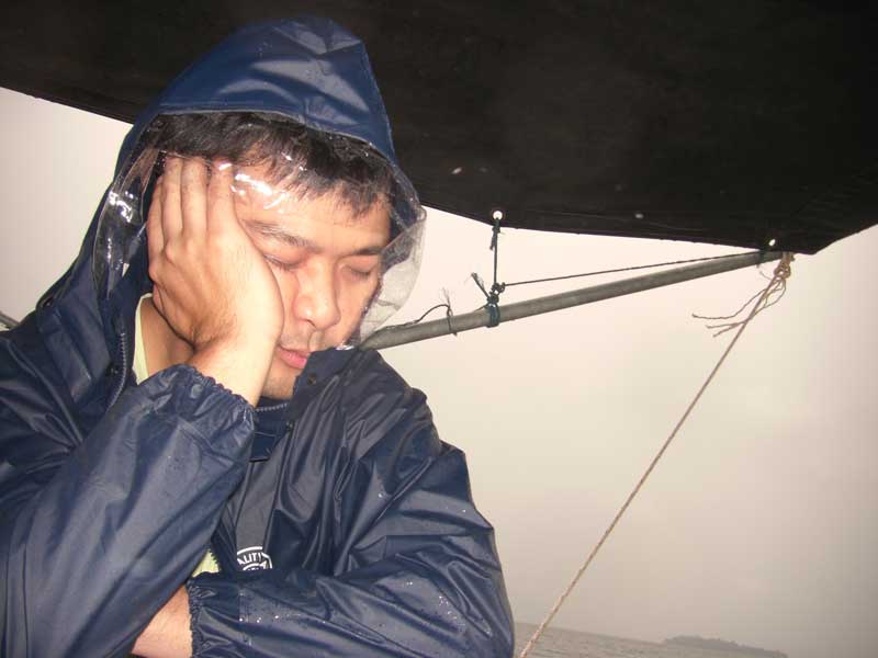 ที่แท้มันหลับคาเรือเลย 555555 เกิดมาไม่เคยนอนน้อยเท่าวันนี้มาก่อน อิอิ เค้าฝากบอกมาอ่ะ 