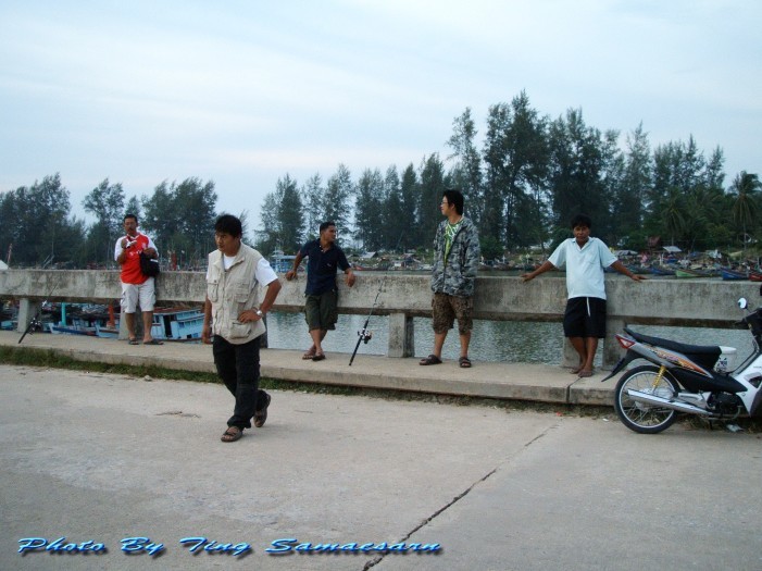         ระหว่างที่รอเรือเสร็จ ผมก็เดินดูบนสพานใกล้ๆท่าเรือ เห็นมีนักตกปลาเจ้าถิ่น มาลงสายกันอยู่ ก็เ