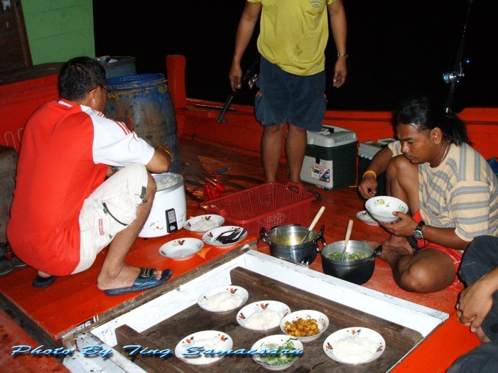          พอเรือเข้าหมายไดร์หมึก แถวเกาะขาม กันแล้ว อาหารมเย็นที่ทานกันตอน เกือบเที่ยงคืน ก็ถูกยกมา พ