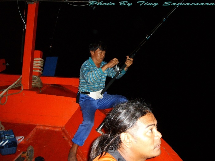          แต่โกอ้วน ที่ปักหลักอยู่หัวเรือก็ไม่ยอมให้ท้ายเรือมันส์อยู่ฝ่ายเดียวหรอก แกบอกว่า รอกใหม่ขอ