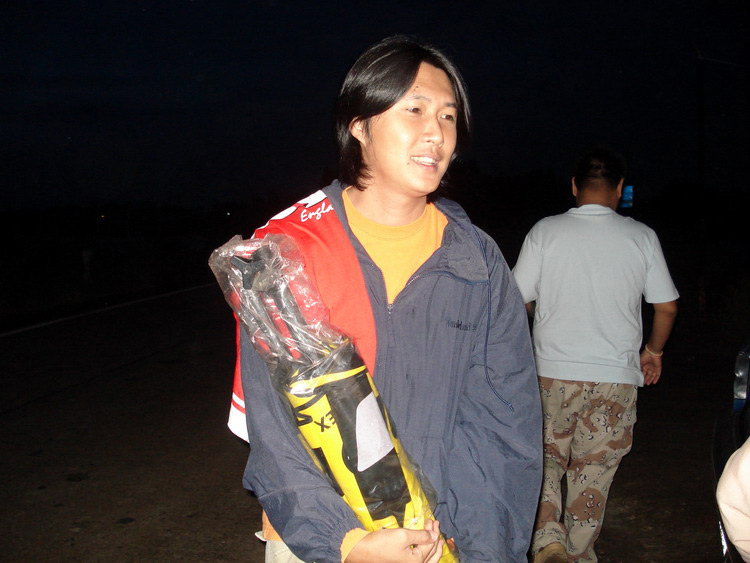 พี่เก่งหยิบร่มออกมาจากรถแก............ :love:

