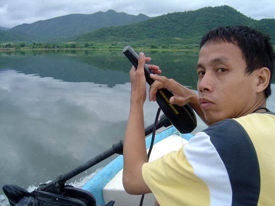ออกเรือกันด๊ายยยยย....เย่....
น้าต้น โดนจับไปนั่งหัวเรือ เตรียมขับเคลื่นมอเตอร์ไกด์
...น้าต้น ดูไม