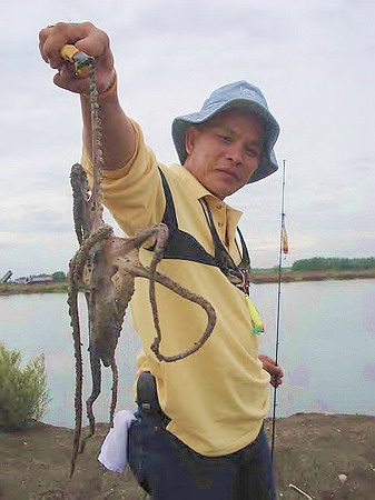 พี่เล็ก เล่นของแปลกซะแล๊ะ :smile:... :cheer: :laughi