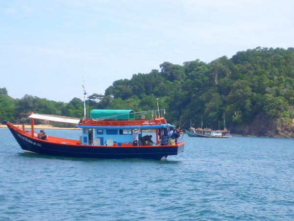 เรือพรนำโชค ที่มาจอดในหมายเดียวกัน แขกในเรือ กำลังอัด เสียด อยู่ท้ายเรือพอดีเลยเก็บรูป มาฝากด้วย จาก