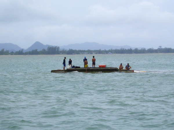 เป็นเรืออวนที่ล่ม  บังสิทธิ์ บอกว่า ช่วงที่ลมแรงจัด เรืออวนรำนี้ดันออกจากท่าเรือ ผ่านร่องน้ำ แล้ว ดั