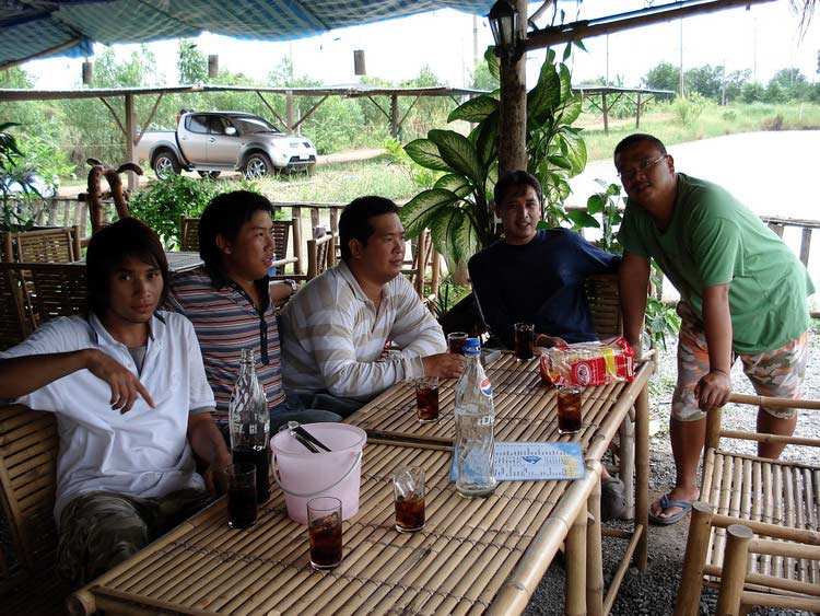 ช่วงนั่งรอรัปทานอาหาร ร้านนี้เป็นบ่อตกปลา บรรยากาศใช้ได้ทีเดียว :love: :love: :cheer: :cheer: