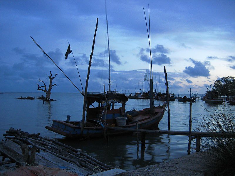 ประกอบรอกเรียบร้อย กรอเอ็นเสร็จ ออกเดินทางสู่ท่าเรือบ้านเนินฆ้อ ท่าบ้านปลา-ธนาคารปู ลงเรือกับลุงออย 