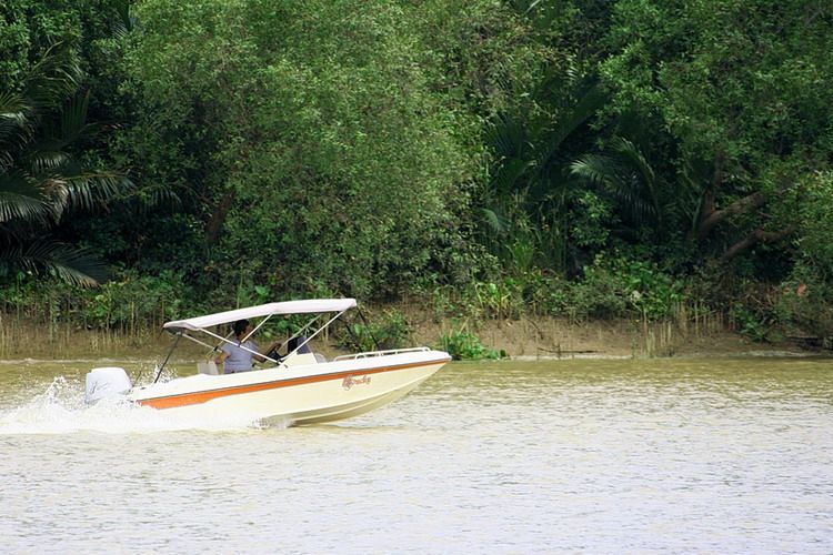 ลำนี้ ตามหลังมาน่าสนุกดีเล่นเรือในแม่น้ำบางประกง ขับเรือกินลมชมธรรมชาติสองฟากฝั่ง  :smile: