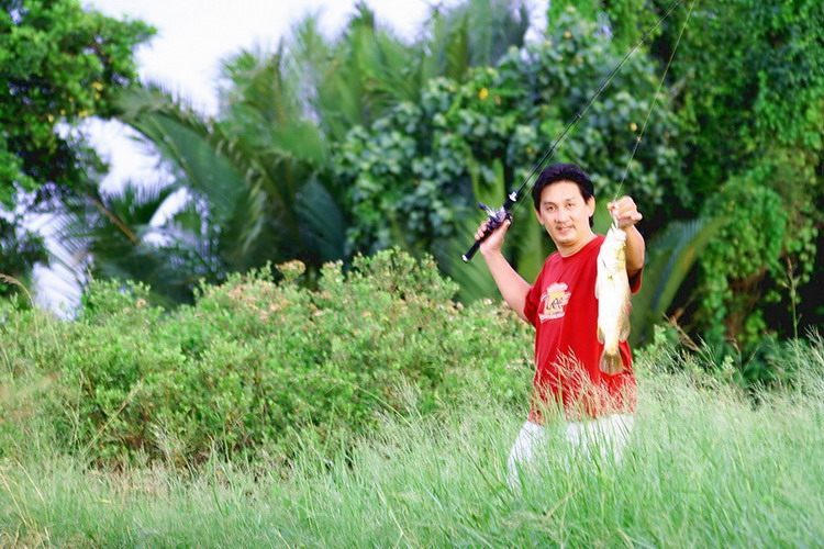 เดินเข้าป่าหายไป สักพักเดินกลับออกมาพร้อมกับเจ้าตัวนี้อีกละ ยกกล้องส่องแทบไม่ทัน  :smile: :cheer: