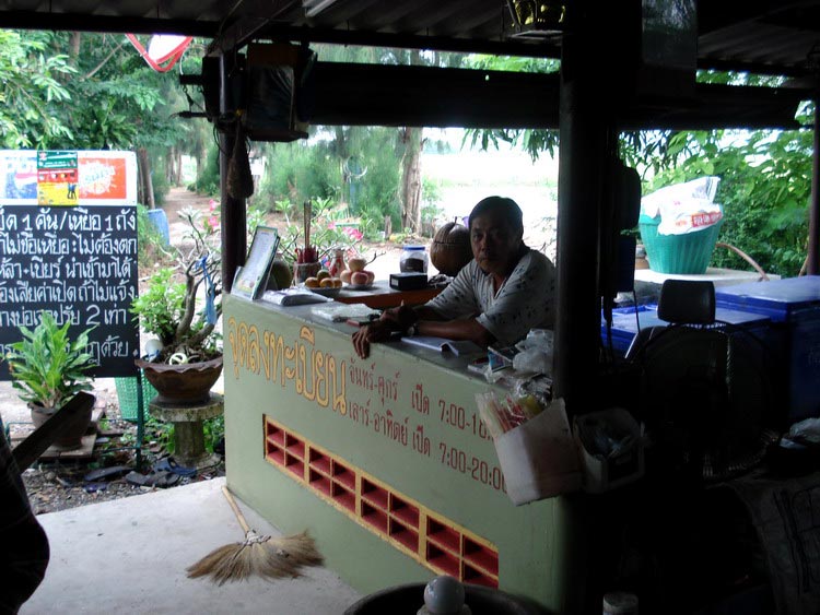 อิ่มท้องเรียบร้อย ก้อเดินทางอีก 10นาทีได้ มาถึงที่หมาย... :cheer:

ลุงมนตรีเจ้าของบ่อมาต้อนรับพร้อ