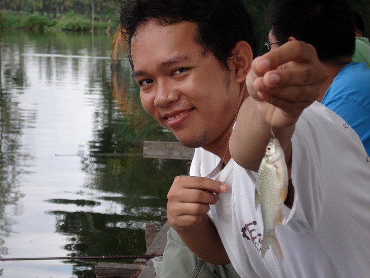 ถุ๊ยยยยยยยย..............ตาแอ้ :angry:

ตะเพียนน้อยติดสอยห้อยตามมาพร้อมถุง สร้างสถานการณ์นี่
เก่ง
