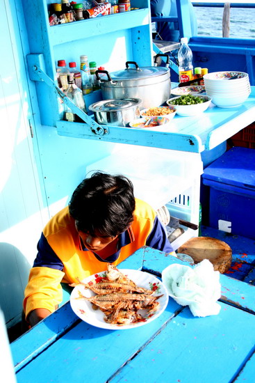 พ่อครัว.........กับ.ปลาทอดกลอบ...ข้าวต้มมื้อเช้า..
 :umh: :umh: