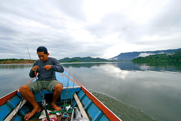 เราออกเรือประมาณ7โมงครึ่งฟ้ายังปิดอยู่มีแต่เฆขฝนเต็มไปหมด