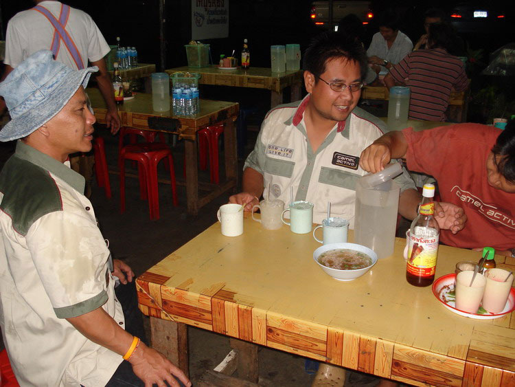 พาพี่เล้กมาเจอกันกับพี่หนึ่ง(1นาทอง)แระก้อน้าโน๊ตศ.ป๋าต่อ
ที่ร้านก๋วยเตี๋ยวโกบู้รสซิ่งแถวย่านคลองจั