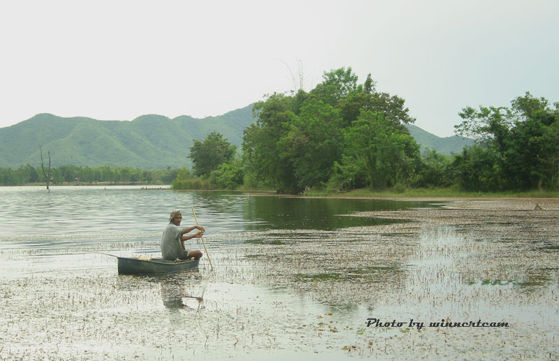 และแล้วลุกก็พายเรือจากไป