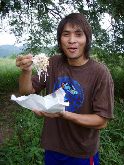 ส่วนตาเนี่ยอ้ะเหรอ...อ้ะเหอ ๆ...
ปลาเปลอ ไม่สนแล้ว ยืนซัดก๋วยเตี๋ยวปากท่อ ห่อวังก์พง
ซาบายใจ....ได