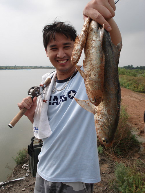 พี่อ๋องคราวที่แร้วหล่อปลาสากไป....... :cheer:

เที่ยวนี้ขอหล่อกุเลากับเค้ามั่ง :love: :love: :chee