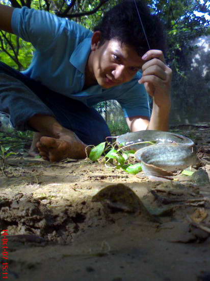 o_O ตะลึงน้ำท่วมสวน ได้โอกาสแหกกฎห้ามตกปลา O_o