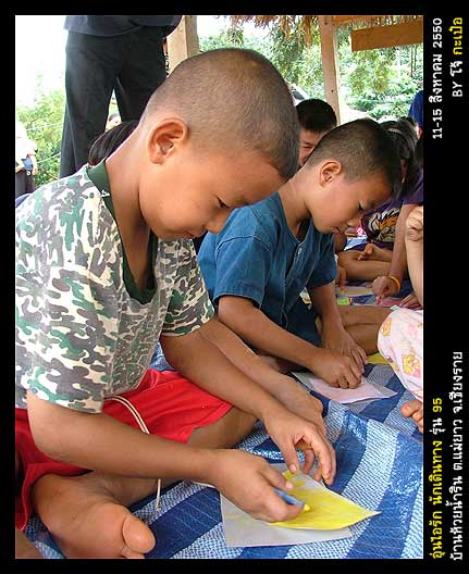 โดดตรงสนามหลวง ตอนจะเดินข้ามจากคลองหลอดไปธรรมศาสตร์ค่ะพี่หมวย
เห็นฉากหลังเป็นวัดพระแก้วด้วย ไม่รู้ภ