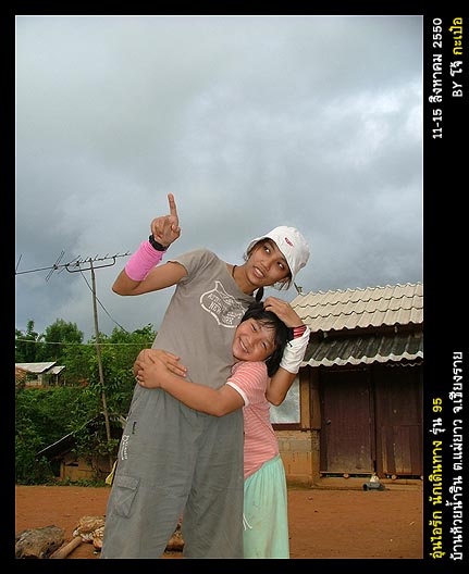 มาลี...เราพาทุกคนไปดูภาพกิจกรรมที่โรงเรียนวันต่อมากันดีกว่าเนอะ  :grin: