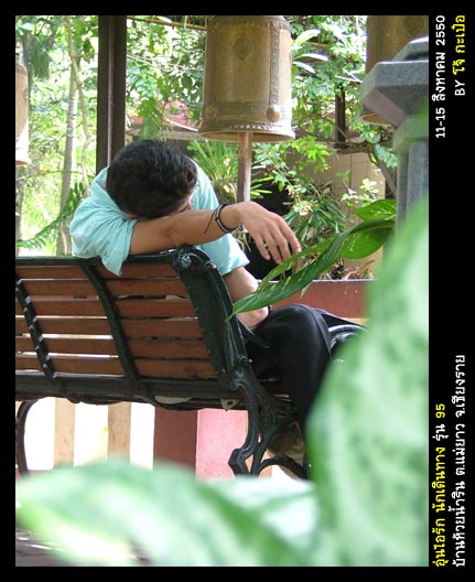 อ่อนเพลียจากการเดินทาง ยุ้ยคุงเลยหามุมสงบสักงีบ