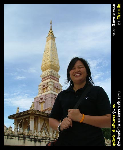 ให้เจ้าก๊อปพาเที่ยววัดสระพังทองแล้วกันเนาะ
ทางเข้าวัดอยู่ตรงข้ามกับโรงบ่มเลยค่ะ
หน้าปลูกใบยา ดอกใบ