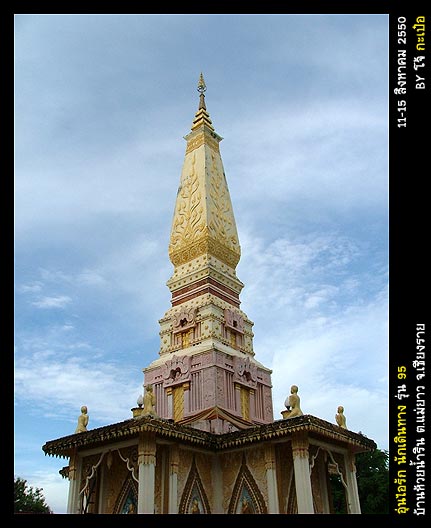 ที่เด่น ๆ ก็คือ พระธาตุที่จำลองมาจากพระธาตุพนม
ตามความเชื่อที่ว่า การสร้างศาสนสถานจะได้บุญยิ่งนัก

