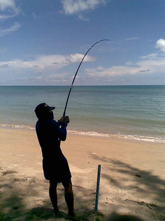 ส่วนเกมหนักๆ ชายหาดก็มีครับ ไม่น้อยหน้าเด็กๆ

ท่าทางนายเอในรูป คงไม่ต้องบรรยายมาก

ใครไม่เข้าใจก