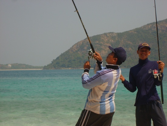 ไปราชการที่เกาะ ไม่รู้ทำไร นักตกปลาก็ต้องตกปลาสิครับ
 :cool:
 :cool:
 :cool:
 :cool:
 :cool: