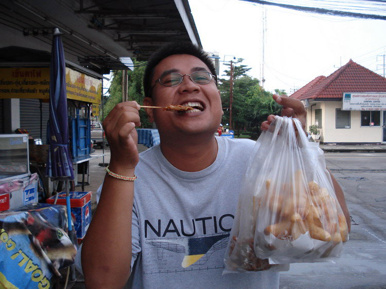 มือนึงถือ ปาท่องโก๋ มือนึงล่อ หมูปิ๊ง เวนกำ จิงๆ พ่อหนุ่ม :sad: :sad: