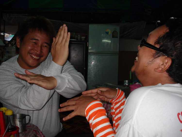 นี่แหน่ะ.....โดนเข้าไป ท่าอุลตร้ามือแข็ง ยิงใส่แอ้มืออ่อน :ohh:

อโหสิกันนะแอ้นะ อารมณ์มันพาไปอ่า 