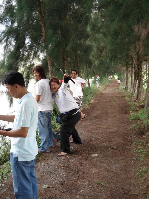 บรรยากาศ สนุกสนานตามสไตล์ ศ.ป๋าต่อ เน้นฮาไม่เน้นปลา :laughing:

ขอแค่อย่างเดียวคุณอย่าแห้วแร้วกัน 