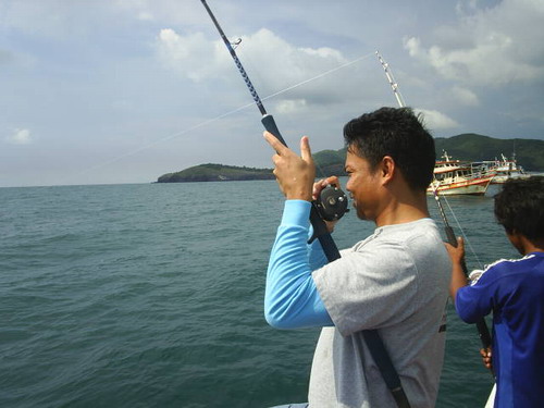 น้าพูนกับปลาอีกตัว:laughing: :laughing:

ข้างๆน้าพูน เด็กเรือกำลังวัดเบ็ด:love: :love:

 เรือด้า